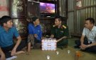 Thượng tá Bùi Trung Điền - UVBTV Huyện ủy, Chỉ huy trưởng Ban chỉ huy Quân sự huyện thăm và tặng quà cho các đối tượng chính sách tại xã Na Mèo